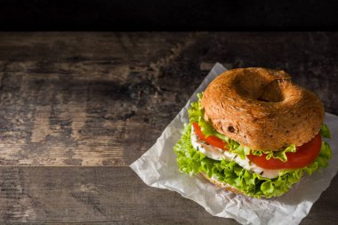 Sebzeli sandviç, domates, marul ve ahşap masada mozzarella peyniri. Boşluğu kopyala