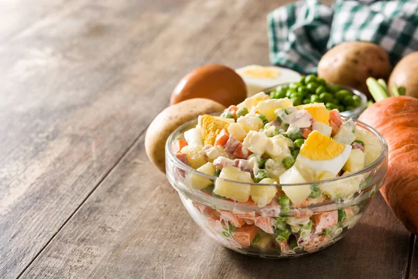 Traditioneller Russischer Salat Schüssel Und Zutaten Olivensalat Auf Holztisch Kopierraum — Stockfoto