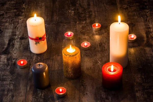木桌上的圣诞蜡烛 昏暗的灯光 — 图库照片