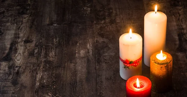 Weihnachtskerzen Auf Dem Holztisch Dämmerlicht Panoramablick — Stockfoto