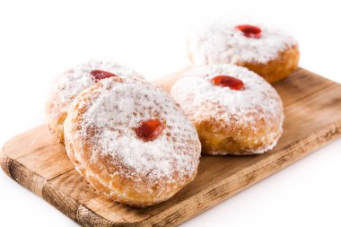 Beyaz arka planda izole edilmiş Hanuka sufganiyot. Hanuka için geleneksel Yahudi çörekleri.