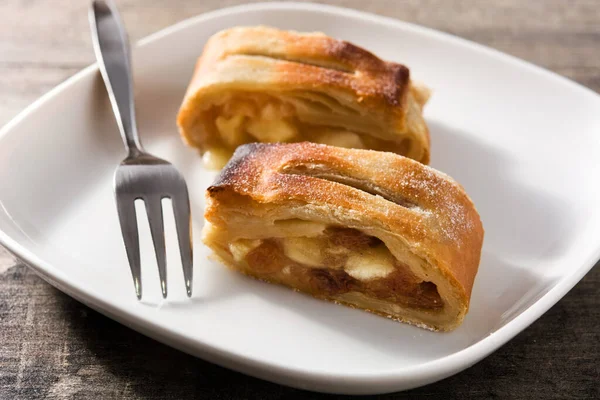 Tradizionale Fetta Strudel Mele Fatta Casa Sul Tavolo Legno — Foto Stock