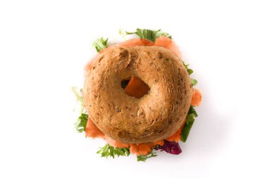 Krem peynirli bagel sandviç, tütsülenmiş somon ve sebzeler beyaz arka planda izole edilmiş.