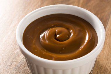 Geleneksel Latin Amerika dulce de leche ya da ahşap arka planda manjar. Kapat.