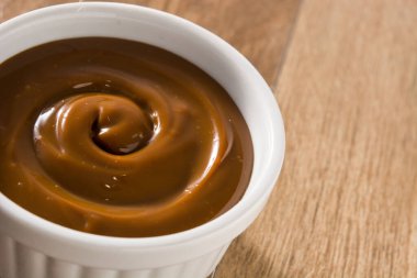 Geleneksel Latin Amerika dulce de leche veya ahşap arka planda manjar.