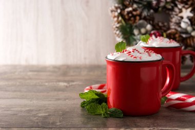 Naneli kahve mocha Noel için şeker kamışı ile süslenmiş tahta masa üzerinde kopyalama alanı