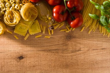 İtalyan makarnası ve malzemeleri. Ravioli, makarna, spagetti, tortellini, domates ve fesleğen.