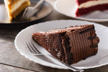 Çikolatalı pasta dilimi ahşap tablo