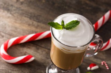 Ahşap masada Noel için naneli kahve mocha. Kopyalama alanı