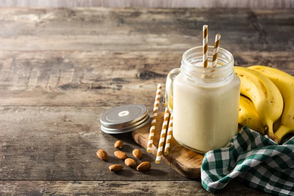 Bananen Smoothie Mit Mandeln Glas Auf Einem Holztisch Kopierraum — Stockfoto