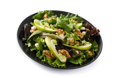 Beyaz arka planda marul, yeşil elma, ceviz ve kereviz ile taze Waldorf salatası.