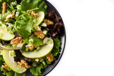 Beyaz arka planda marullu, yeşil elmalı, cevizli ve kerevizli taze Waldorf salatası. Üst görünüm kopyalama alanı