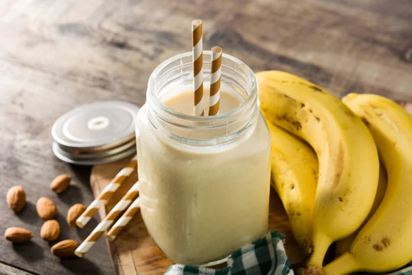 Bananen Smoothie Mit Mandeln Glas Auf Holztisch — Stockfoto