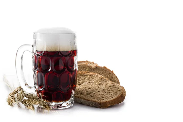 白を基調としたライ麦パンの伝統的なクバスビールマグカップ スペースのコピー — ストック写真