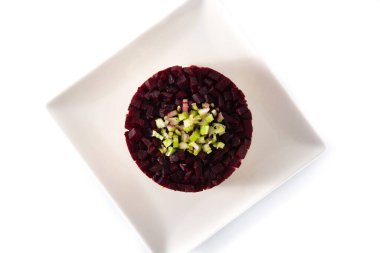 Beyaz arka planda izole edilmiş pancar ve havuçlu geleneksel Rus ringa salatası. Üst görünüm