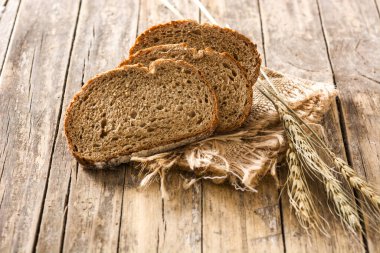 Tahta masada taze çavdar ekmeği