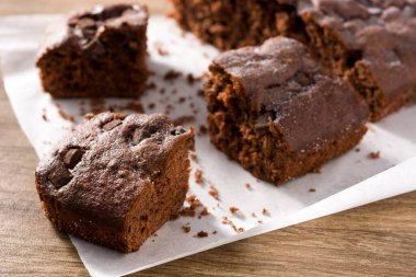 Tahta masada tatlı çikolatalı kek dilimi