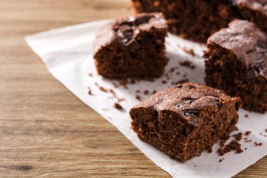 Tahta masada tatlı çikolatalı kek dilimi. Boşluğu kopyala