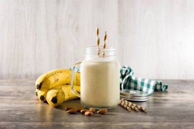 Tahta masada bademli muzlu smoothie.