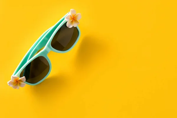 Gafas Sol Con Flores Sobre Fondo Amarillo Copiar Espacio — Foto de Stock