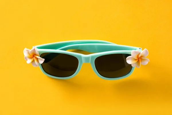 Gafas Sol Con Flores Sobre Fondo Amarillo — Foto de Stock