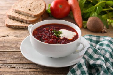 Geleneksel Ukrayna Rus Borsch 'u. Pancar çorbası ahşap masada.