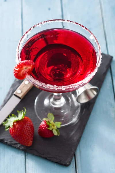 Cocktail Fragole Vetro Tavolo Legno Blu — Foto Stock