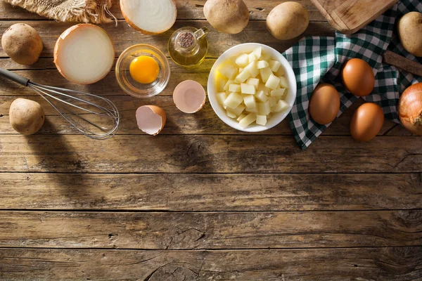 Ingredientes Tortilla Omelete Espanhol Ovos Batatas Cebola Fundo Madeira Espaço — Fotografia de Stock