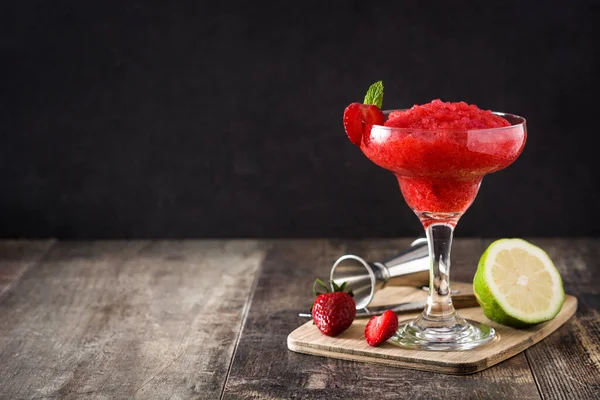 Jordgubbsmargarita Cocktail Glas Träbord Kopiera Utrymme — Stockfoto