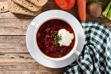 Geleneksel Ukrayna Rus Borsch 'u. Tahta masada pancar çorbası. Üst manzara.