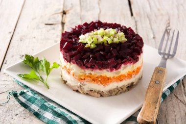 Pancar kökü ve havuçlu geleneksel Rus ringa salatası.