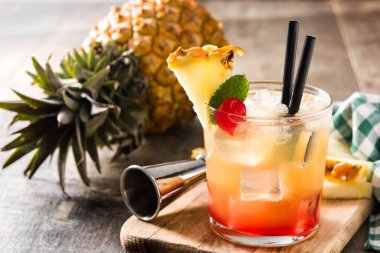 Ananas ve kirazlı soğuk mai tai kokteyli.