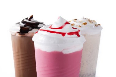 Beyaz arka planda izole edilmiş çilek, çikolata ve beyaz buzlu milkshake.
