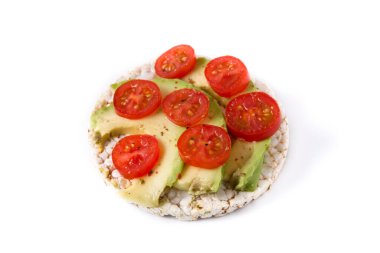 Beyaz arka planda izole edilmiş domatesli pirinç keki ve avokado.