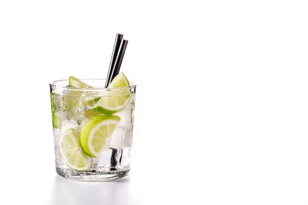 Caipiroska Cocktail Met Kalk Geïsoleerd Witte Achtergrond Kopieerruimte — Stockfoto