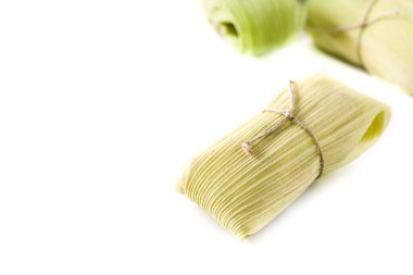 Meksika mısırı ve beyaz arka planda izole edilmiş tavuk dolmaları. Boşluğu kopyala