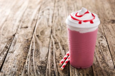 Kırsal ahşap masada çilekli buzlu milkshake. Boşluğu kopyala