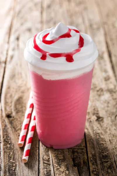 Erdbeer Milchshake Auf Rustikalem Holztisch — Stockfoto