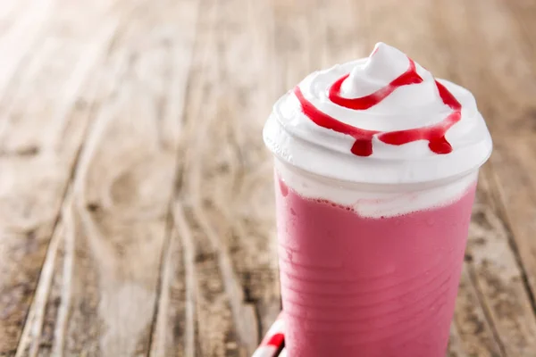 Aardbeien Ijsmilkshake Rustieke Houten Tafel Kopieerruimte — Stockfoto