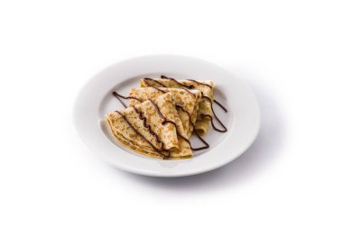 Beyaz arka planda çikolatalı tatlı krepler.