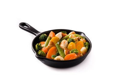 Kızarmış tavuğu tavada sebzeyle karıştır.