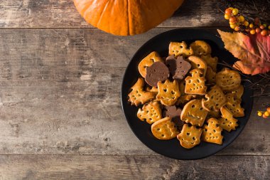 Ahşap masada komik Cadılar Bayramı kurabiyeleri. Üst Manzara. Boşluğu kopyala