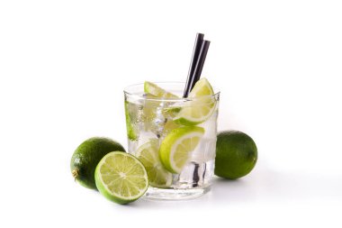 Beyaz arka planda limonlu Caipiroska kokteyli