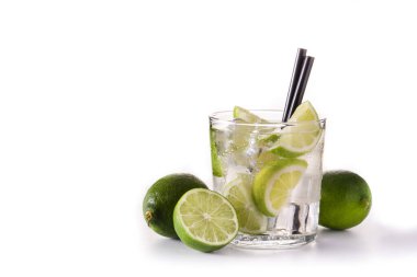 Beyaz arka planda limonlu Caipiroska kokteyli. Boşluğu kopyala