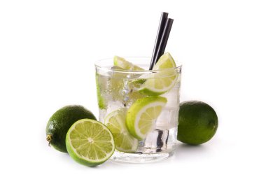 Beyaz arka planda limonlu Caipiroska kokteyli