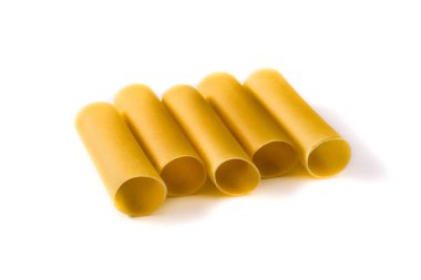 Pişmemiş cannelloni beyaz arkaplanda izole edilmiş