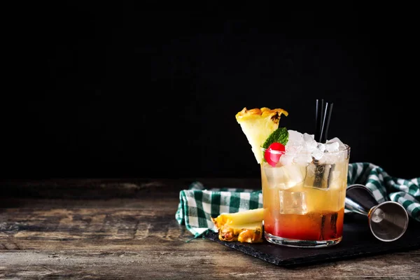 Koude Mai Tai Cocktail Met Ananas Kers Glas Zwarte Achtergrond — Stockfoto