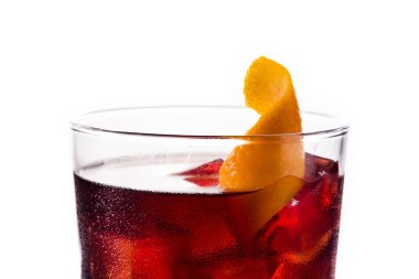 Boulevardier kokteyli ve turuncu tat beyaz arka planda izole edilmiş. Kapat.