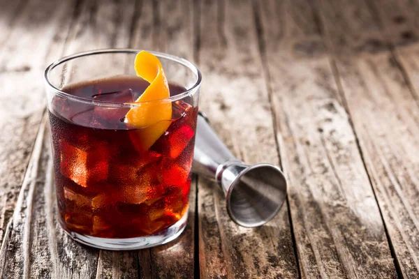 Cocktail Boulevardier Scorza Arancia Sul Tavolo Legno Copia Spazio — Foto Stock