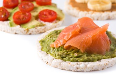 Beyaz arka planda izole edilmiş pirinç kekleri üzerine çeşitli malzemeler